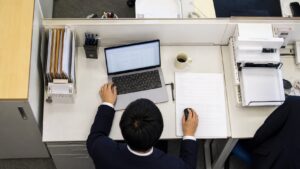 AIエージェントとは何かを調べる中小企業の経営者の机上
