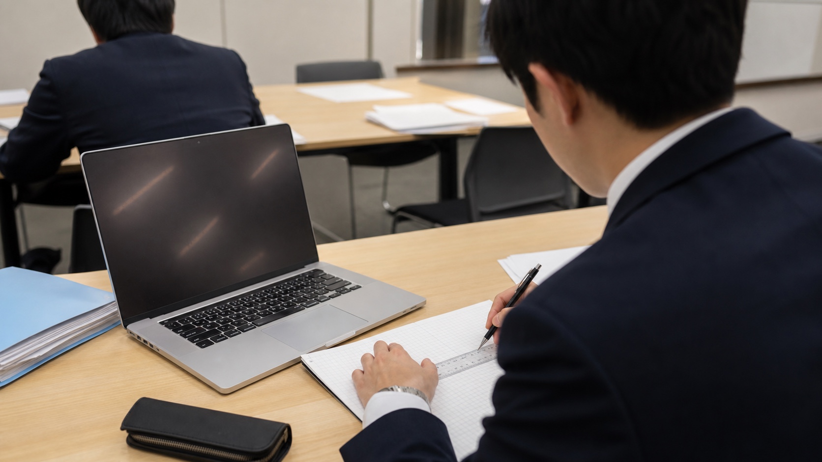 AI導入の効果を判定する表を自社で作成する作業風景