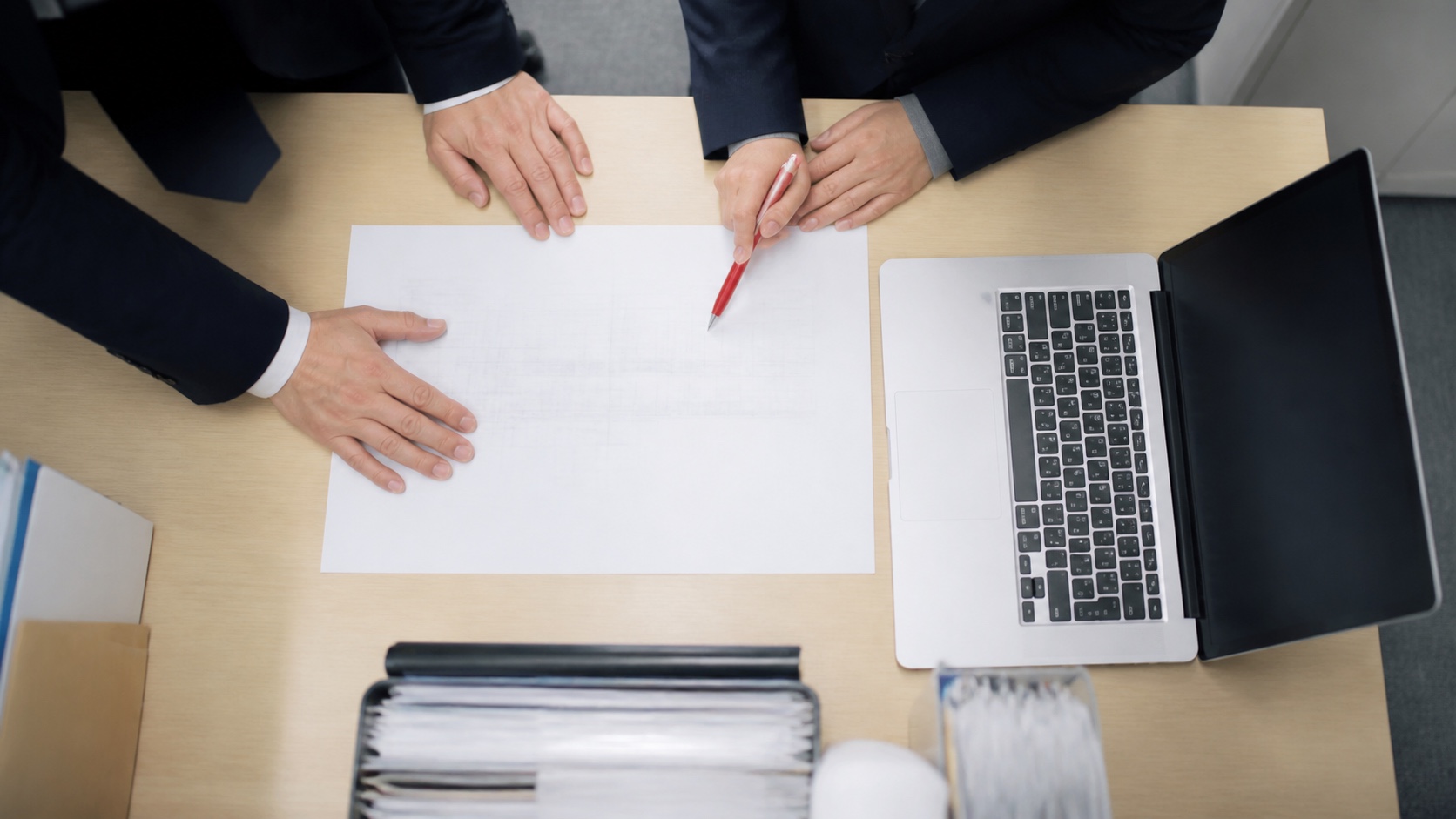 生成AIの社内ルールを作る企業の担当者の手元