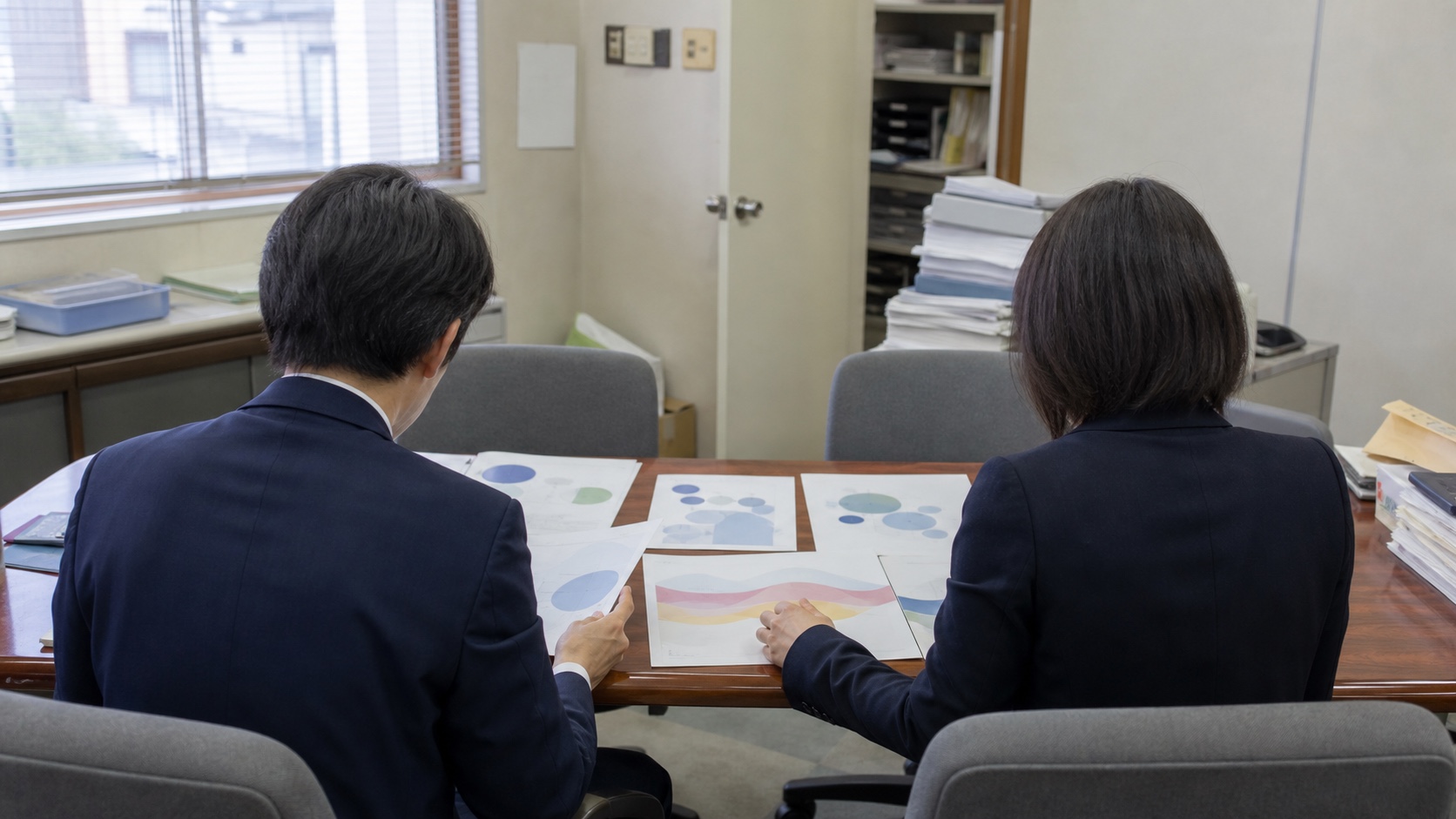 生成AIの社内ガイドラインの改定を話し合う企業の打ち合わせ