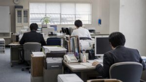 中小企業のDXを何から始めるか検討する事務所の風景
