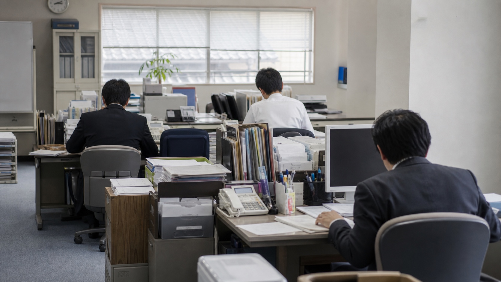中小企業のDXを何から始めるか検討する事務所の風景