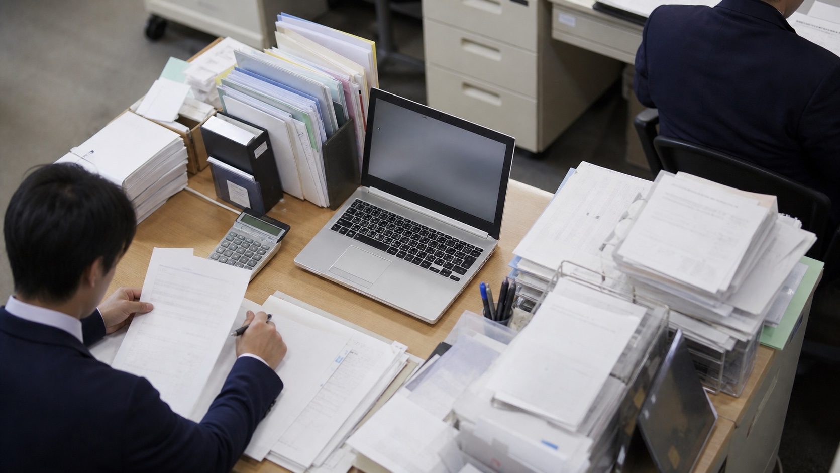 中小企業のDXで見直す紙とExcelの業務の机上