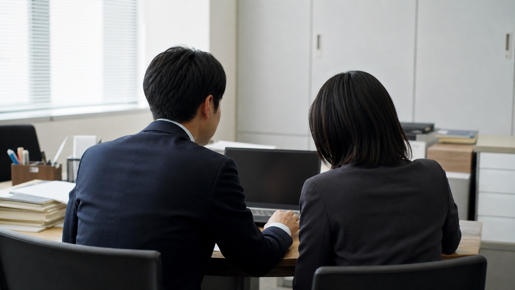 AIエージェントの業務効率化事例:まず2担当から小さく始める作業机