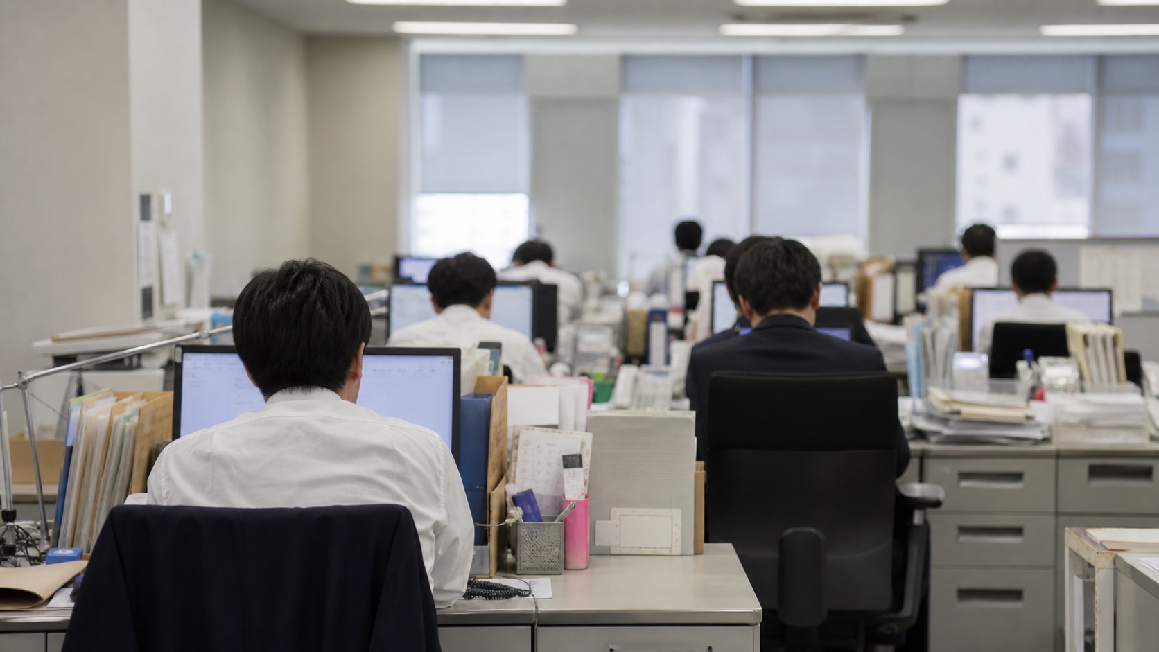 自治体の生成AI活用事例を検討する市役所の執務室