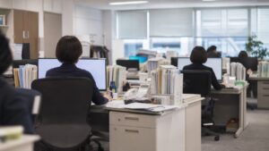 生成AIの活用を進める自治体の執務室
