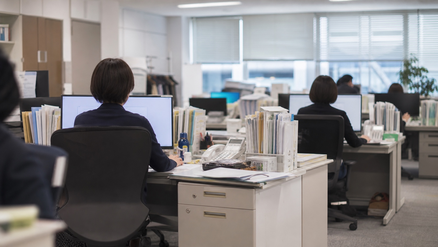 生成AIの活用を進める自治体の執務室