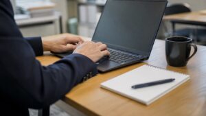 業務で使えるプロンプトの書き方を実践する担当者の手元