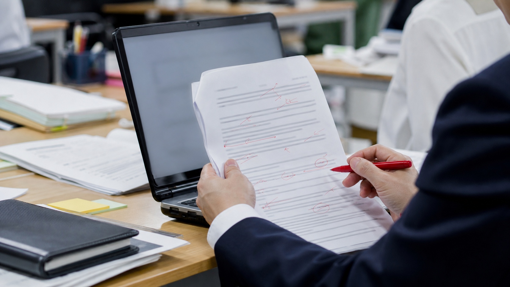 生成AIに下書きを任せて人が点検する業務効率化の手元