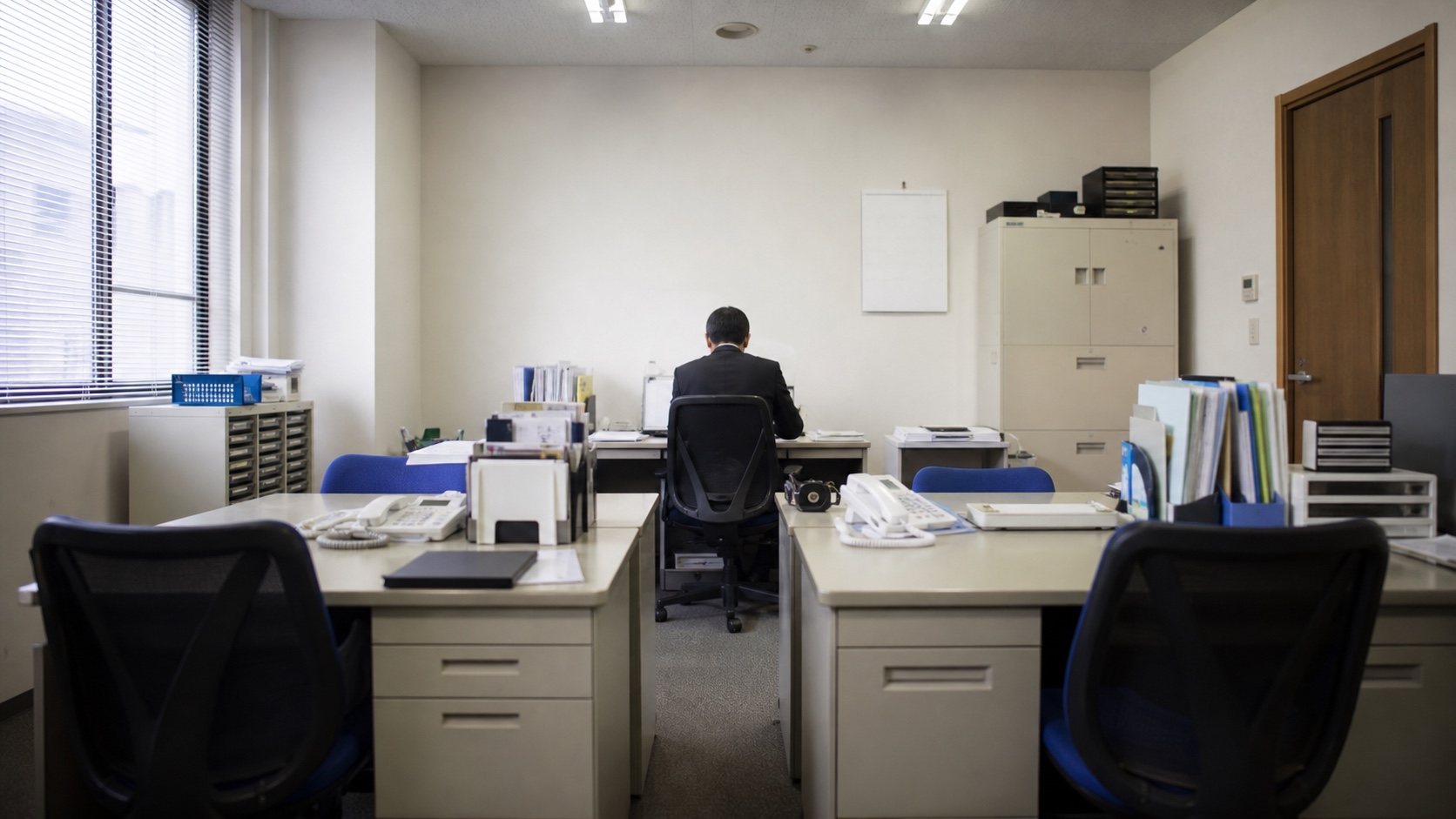 AI研修の費用を検討する中小企業の小さな事務所
