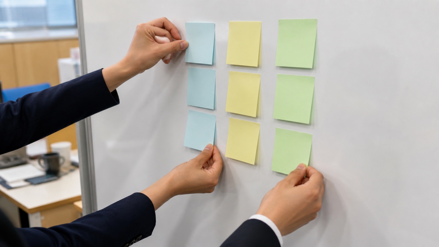 自社の業務を仕分けて生成AIの業務効率化を検討する手元