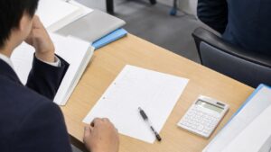 AI研修を法人で導入するための稟議書を準備する机