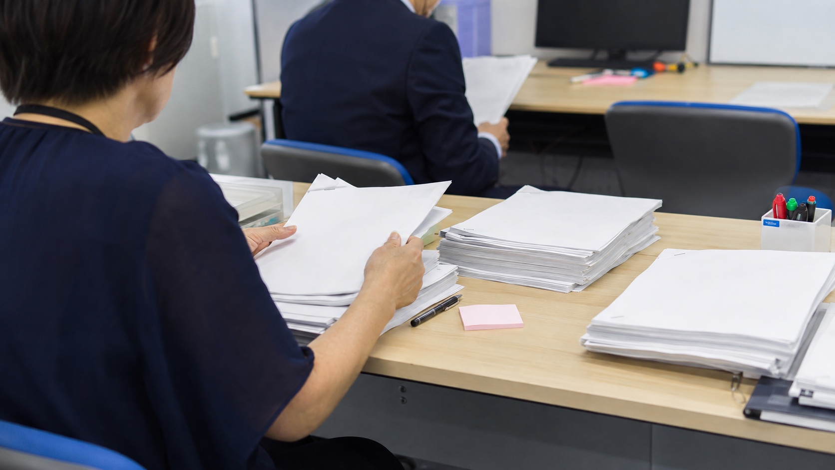 AI研修の助成金の申請書類を確認する手元