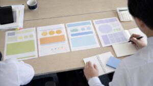 AI研修のおすすめを比較する担当者の机