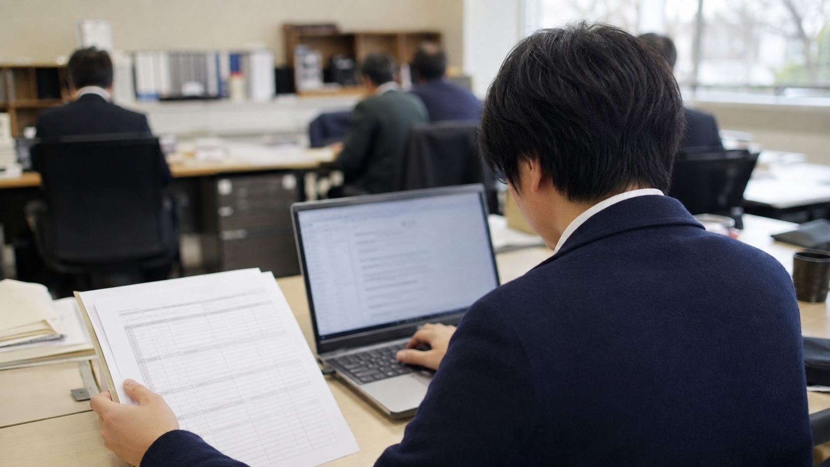 AI研修の会社から届いた回答を読む担当者の手元