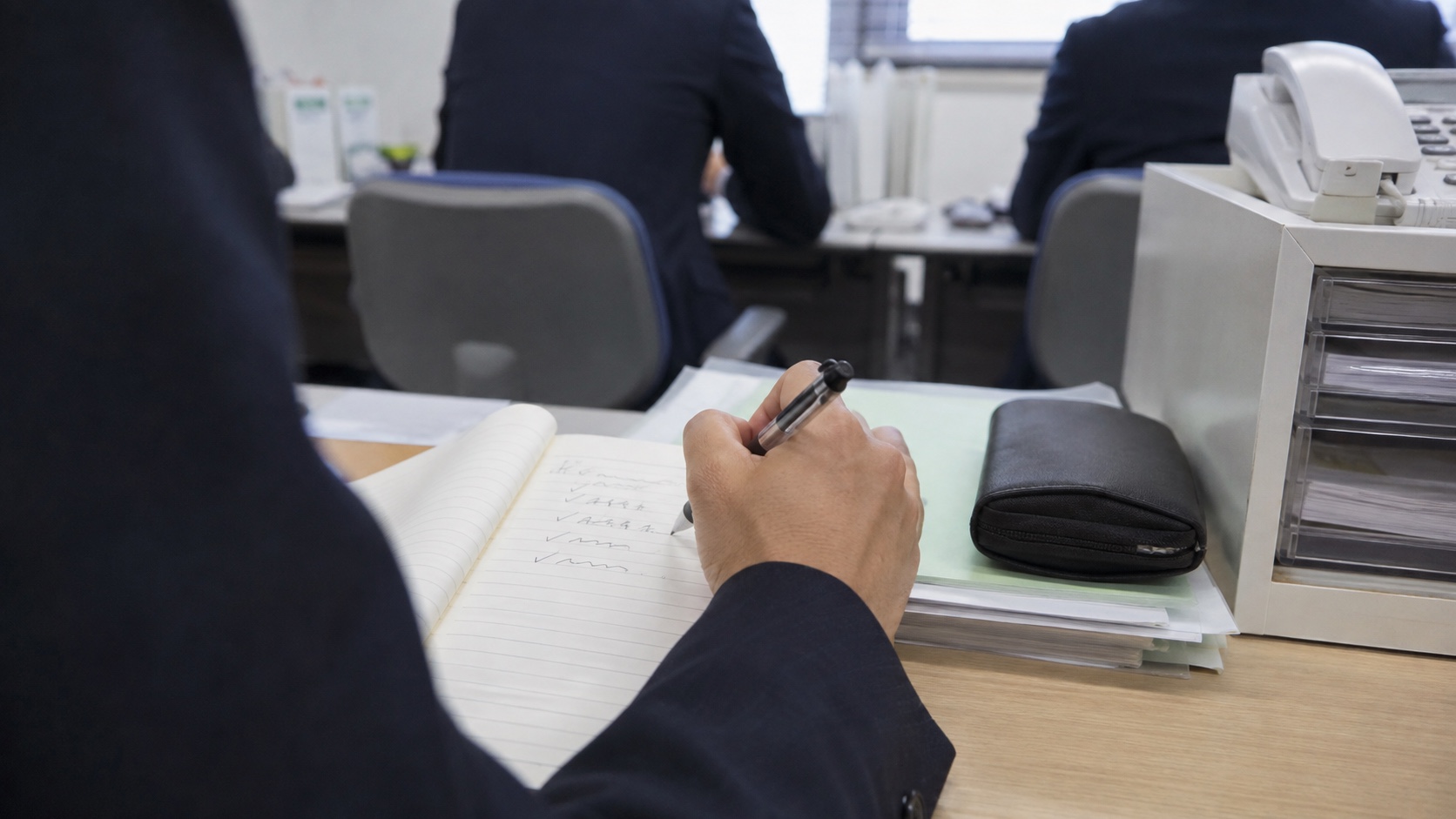 AI研修を比べる前の条件をノートに書き出す手元