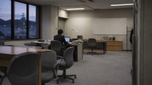 自治体DXの課題を抱える市役所の執務室