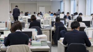 自治体DXの全体像を捉える市役所の執務室