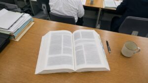 自治体DX推進計画の本体資料を机上で確認する場面