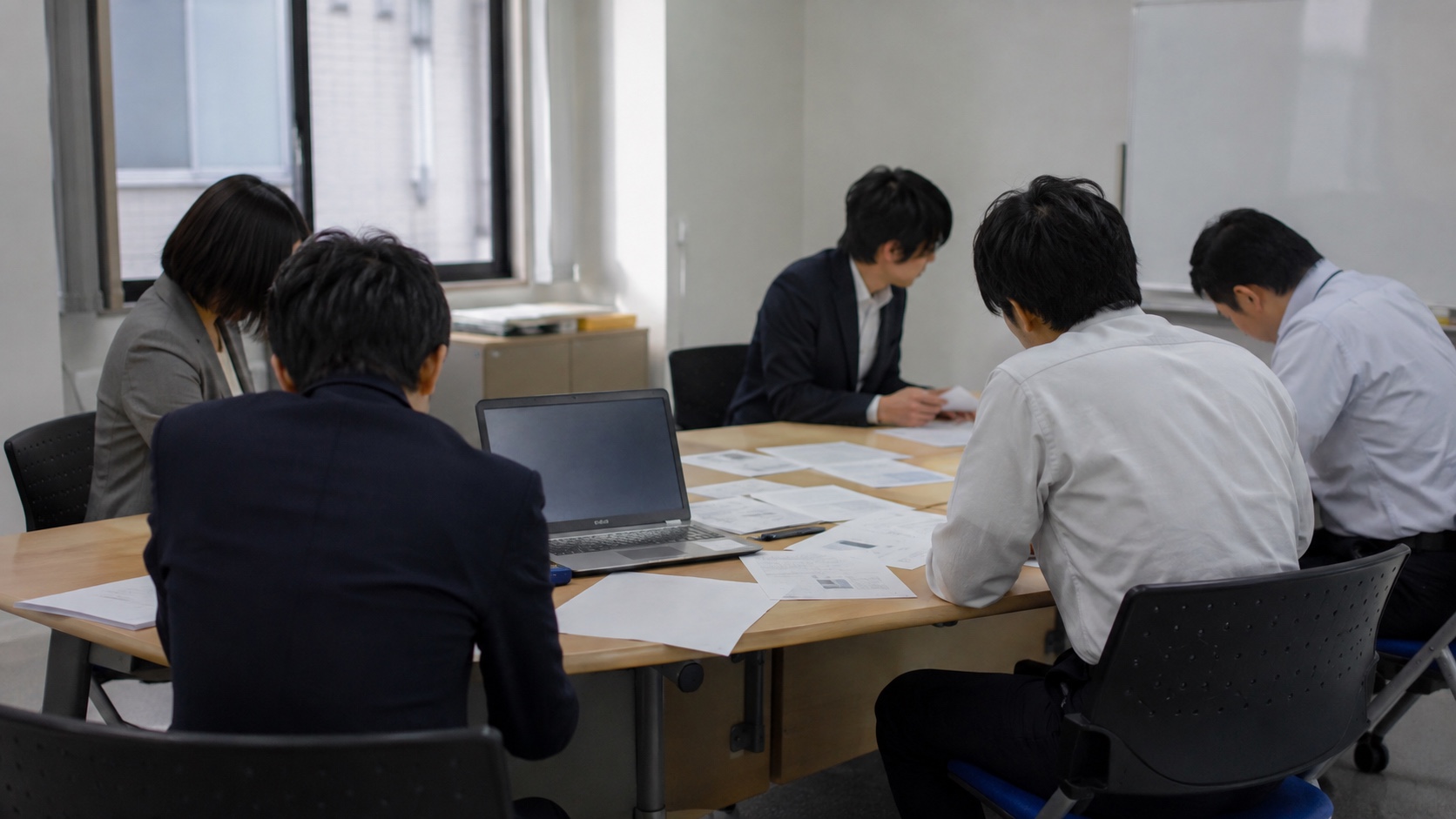 中小企業のDX支援を依頼するITベンダーとの打ち合わせ